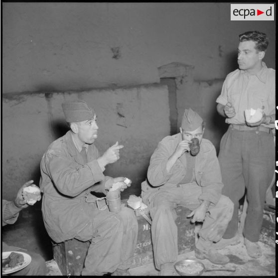 Repas dans une unité composée de rappelés stationnés dans une ferme près de Rivet (actuelle Meftah).