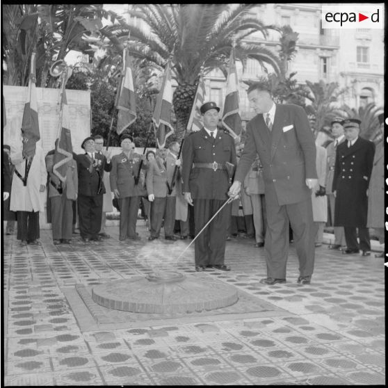 Cérémonie au monument aux morts d'Alger et ranimage de la flamme par Vincent Badie, ministre des Anciens combattants, en présence de Jacques Chevallier et Jacques Soustelle.