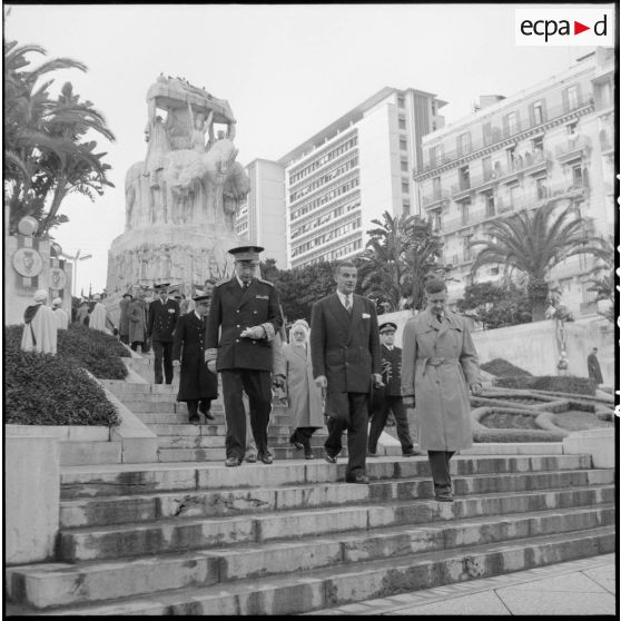 Cérémonie au monument aux morts d'Alger et ranimage de la flamme par Vincent Badie, ministre des Anciens combattants, en présence de Jacques Chevallier et Jacques Soustelle.