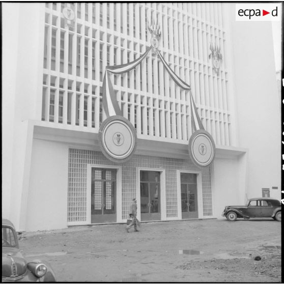 Inauguration d'un bâtiment à Alger par Vincent Badie, ministre des Anciens combattants, en présence de Jacques Chevallier et Jacques Soustelle.