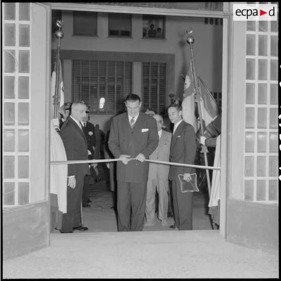 Inauguration d'un bâtiment à Alger par Vincent Badie, ministre des Anciens combattants, en présence de Jacques Chevallier et Jacques Soustelle.