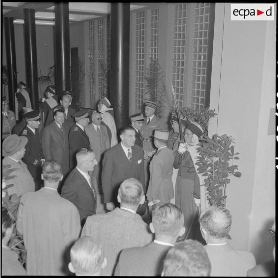 Inauguration d'un bâtiment à Alger par Vincent Badie, ministre des Anciens combattants, en présence de Jacques Chevallier et Jacques Soustelle.