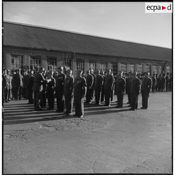 Cérémonie militaire de la Saint-Eloi, patron des mécaniciens, à Rouïba. Remise de décorations.