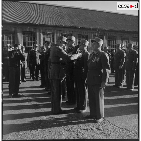 Cérémonie militaire de la Saint-Eloi, patron des mécaniciens, à Rouïba. Remise de décorations.