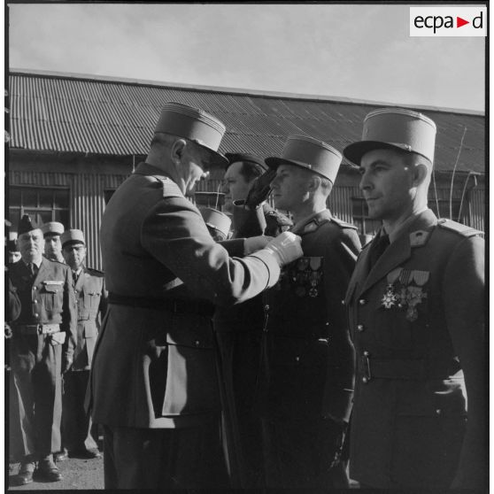 Cérémonie militaire de la Saint-Eloi, patron des mécaniciens, à Rouïba. Remise de décorations.