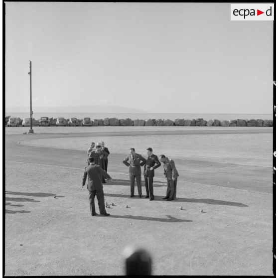 Cérémonie militaire de la Saint-Eloi, patron des mécaniciens, à Rouïba. Une partie de pétanque après la cérémonie.