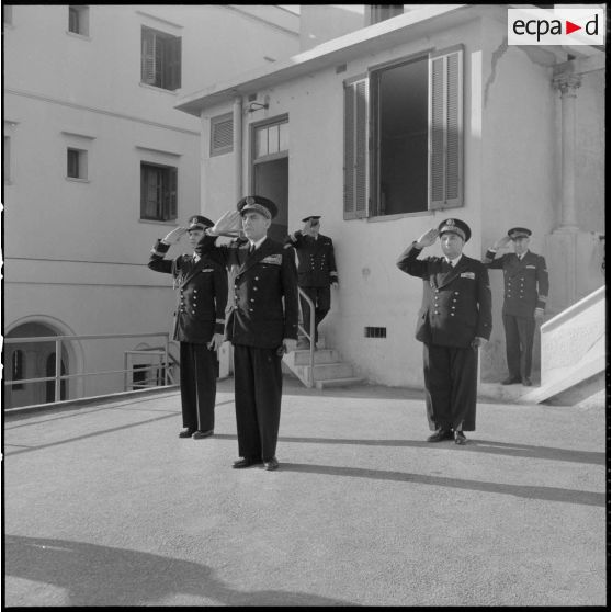Alger. Cérémonie à l'occasion de la visite du vice-amiral Oftsie, commandant la 6e flotte américaine (US) en Méditerranée.