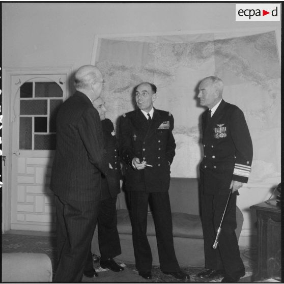 Alger. Visite du vice-amiral Oftsie, commandant la 6e flotte américaine (US) en Méditerranée.