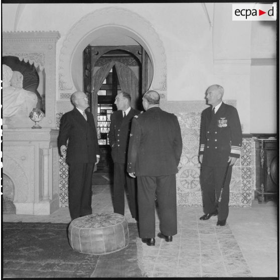 Alger. Visite du vice-amiral Oftsie, commandant la 6e flotte américaine (US) en Méditerranée.