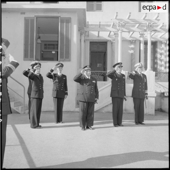 Alger. Cérémonie à l'occasion de la visite du vice-amiral Oftsie, commandant la 6e flotte américaine (US) en Méditerranée.
