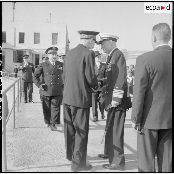 Alger. Visite du vice-amiral Oftsie, commandant la 6e flotte américaine (US) en Méditerranée.