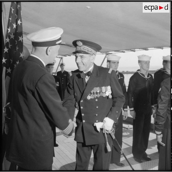 Alger. Visite du vice-amiral Auboyneau à bord du croiseur américain "Des Moines".