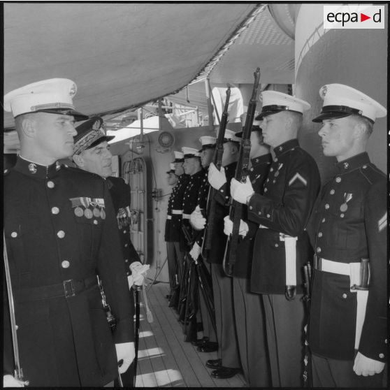 Alger. Visite du vice-amiral Auboyneau à bord du croiseur américain "Des Moines". Revue des troupes.