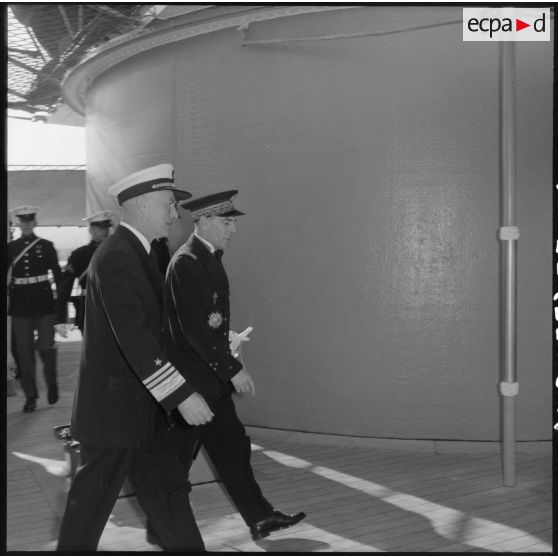 Alger. Visite du vice-amiral Auboyneau à bord du croiseur américain "Des Moines".