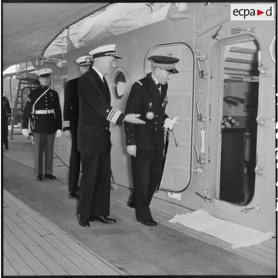 Alger. Visite du vice-amiral Auboyneau à bord du croiseur américain "Des Moines".