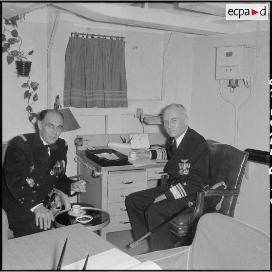 Alger. Visite du vice-amiral Auboyneau à bord du croiseur américain "Des Moines".