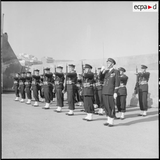 Alger. Cérémonie à l'occasion de la visite du vice-amiral Oftsie, commandant la 6e flotte américaine (US) en Méditerranée.