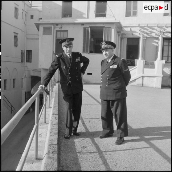 Alger. Le vice-amiral Auboyneau et l'amiral Caron.