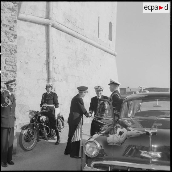 Alger. Accueil du vice-amiral Oftsie, commandant la 6e flotte américaine (US) en Méditerranée.