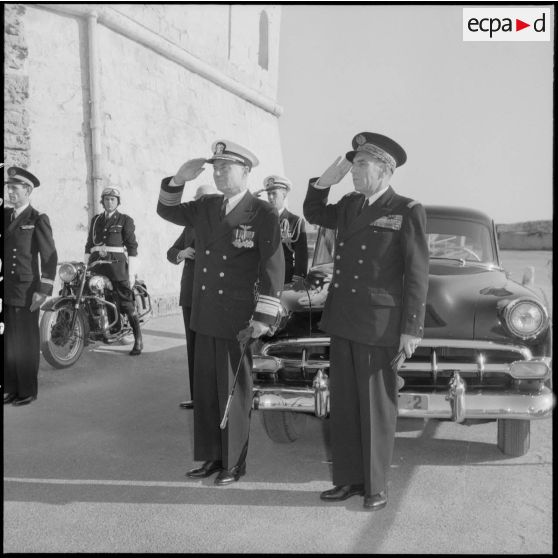 Alger. Cérémonie à l'occasion de la visite du vice-amiral Oftsie, commandant la 6e flotte américaine (US) en Méditerranée.