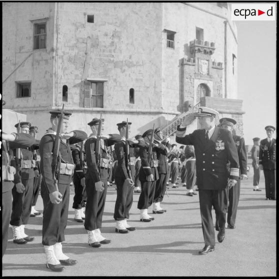 Alger. Cérémonie à l'occasion de la visite du vice-amiral Oftsie, commandant la 6e flotte américaine (US) en Méditerranée. Revue des troupes.