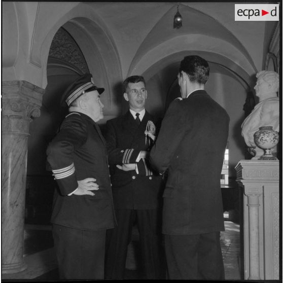 Alger. L'amiral Caron s'entretient avec des autorités.