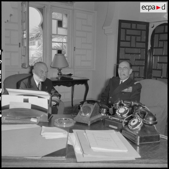 Alger. Le vice-amiral Oftsie, commandant la 6e flotte américaine (US) en Méditerranée, s'entretient avec le vice-amiral Auboyneau.