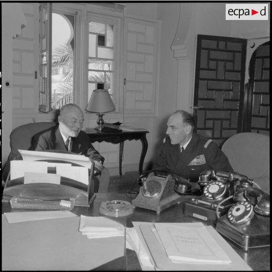 Alger. Le vice-amiral Oftsie, commandant la 6e flotte américaine (US) en Méditerranée, s'entretient avec le vice-amiral Auboyneau.