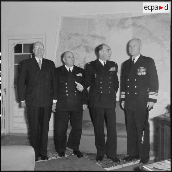 Alger. Visite du vice-amiral Oftsie, commandant la 6e flotte américaine (US) en Méditerranée.