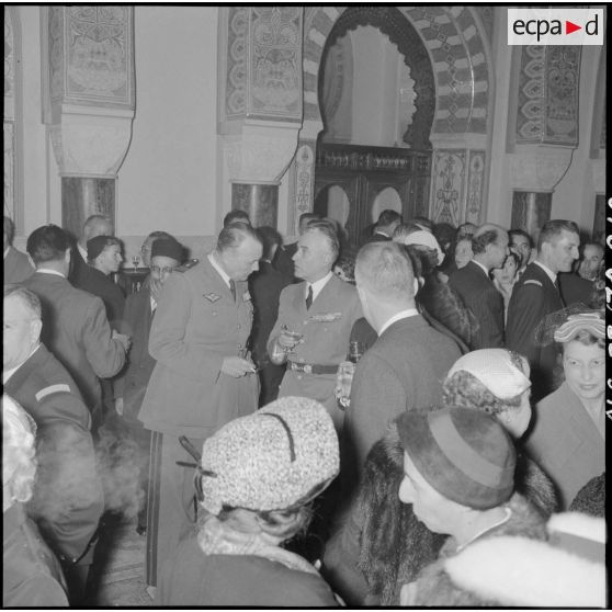 Réception au palais d'été d'Alger pour les officiers du croiseur des Moines en présence du gouverneur général d'Algérie Jacques Soustelle.