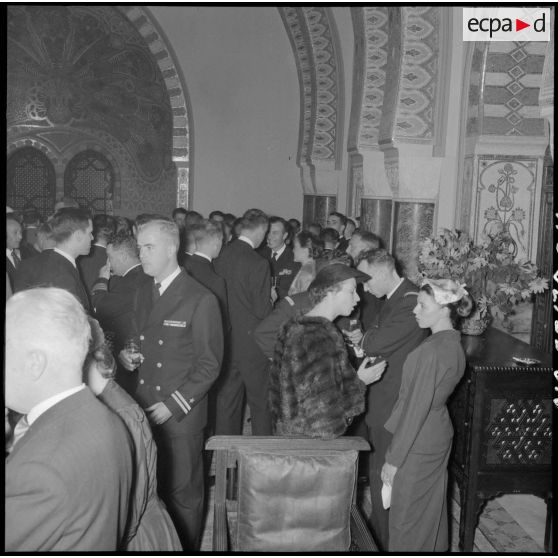 Réception au palais d'été d'Alger pour les officiers du croiseur des Moines en présence du gouverneur général d'Algérie Jacques Soustelle.