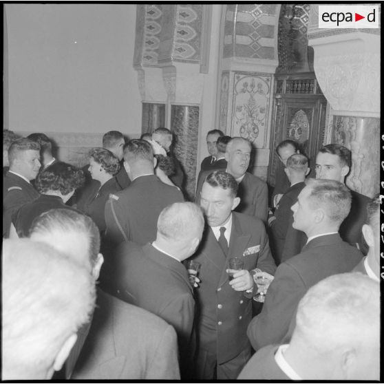 Réception au palais d'été d'Alger pour les officiers du croiseur des Moines en présence du gouverneur général d'Algérie Jacques Soustelle.