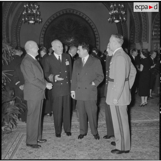 Réception au palais d'été d'Alger pour les officiers du croiseur des Moines en présence du gouverneur général d'Algérie Jacques Soustelle.