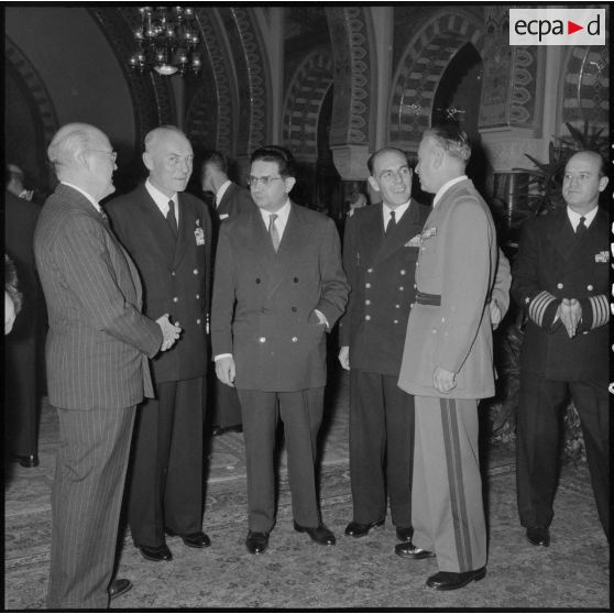 Réception au palais d'été d'Alger pour les officiers du croiseur des Moines en présence du gouverneur général d'Algérie Jacques Soustelle.