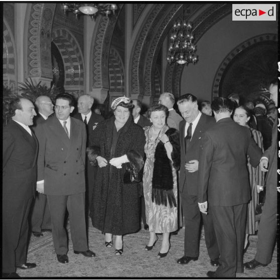 Réception au palais d'été d'Alger pour les officiers du croiseur des Moines en présence du gouverneur général d'Algérie Jacques Soustelle.