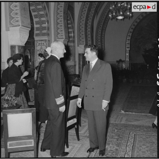 Réception au palais d'été d'Alger pour les officiers du croiseur des Moines en présence du gouverneur général d'Algérie Jacques Soustelle.
