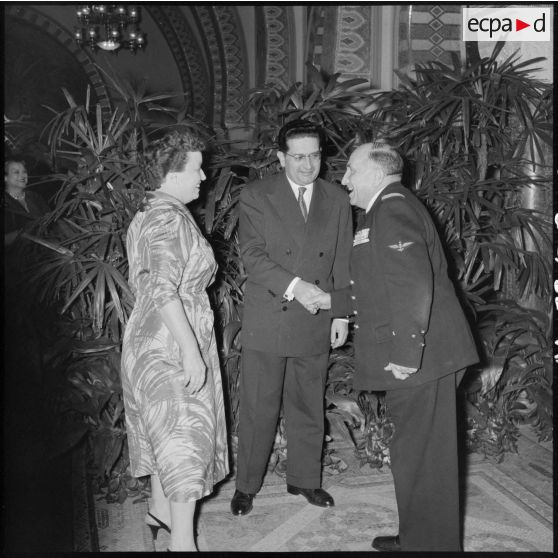 Réception au palais d'été d'Alger pour les officiers du croiseur des Moines en présence du gouverneur général d'Algérie Jacques Soustelle.