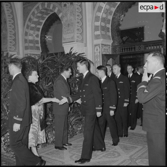 Réception au palais d'été d'Alger pour les officiers du croiseur des Moines en présence du gouverneur général d'Algérie Jacques Soustelle.