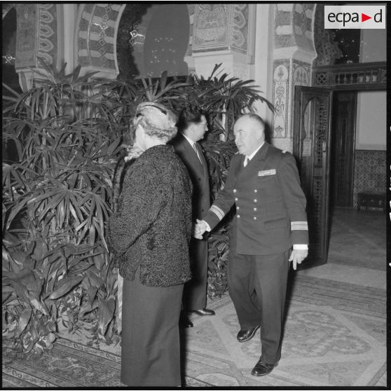 Réception au palais d'été d'Alger pour les officiers du croiseur des Moines en présence du gouverneur général d'Algérie Jacques Soustelle.