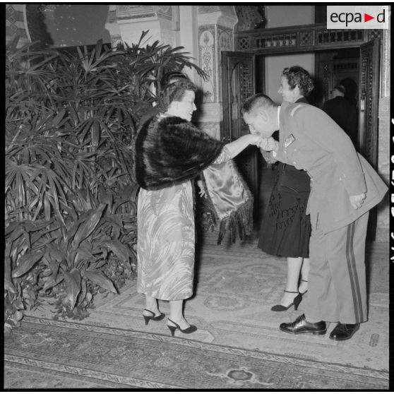 Réception au palais d'été d'Alger pour les officiers du croiseur des Moines en présence du gouverneur général d'Algérie Jacques Soustelle.