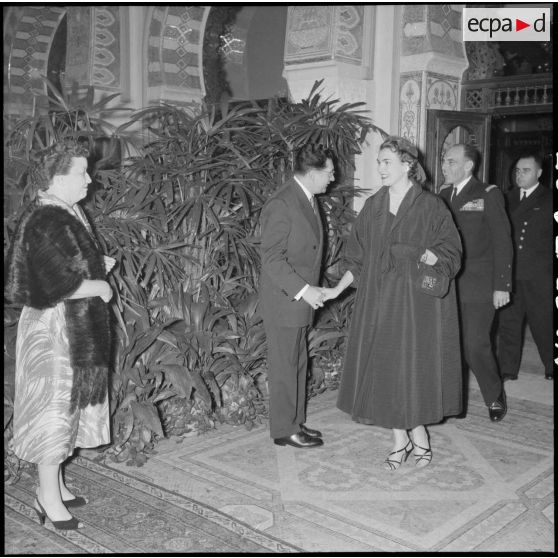 Réception au palais d'été d'Alger pour les officiers du croiseur des Moines en présence du gouverneur général d'Algérie Jacques Soustelle.