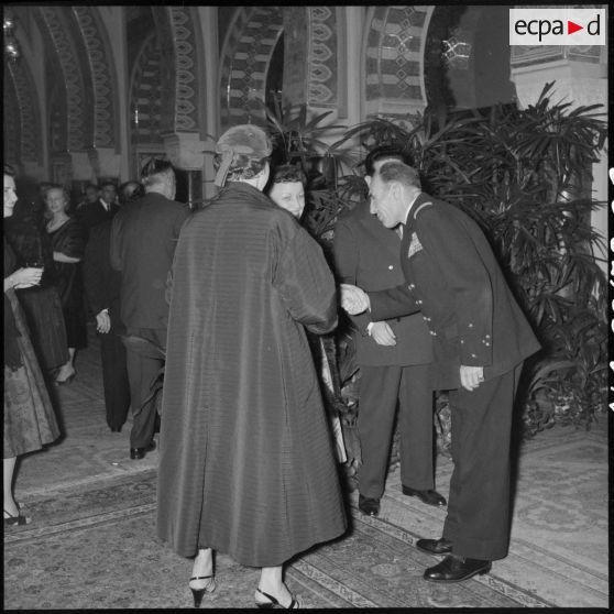 Réception au palais d'été d'Alger pour les officiers du croiseur des Moines en présence du gouverneur général d'Algérie Jacques Soustelle.