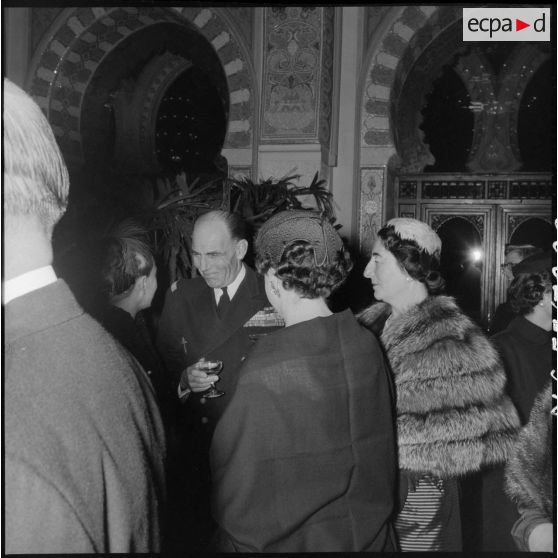 Réception au palais d'été d'Alger pour les officiers du croiseur des Moines en présence du gouverneur général d'Algérie Jacques Soustelle.