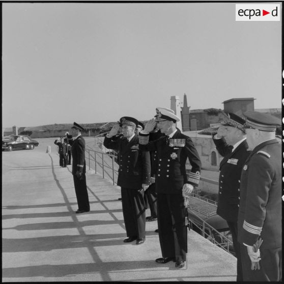 Alger. Prise d'armes à l'Amirauté. Le vice-amiral britannique Guy Grantham et le vice-amiral français Auboyneau pendant la cérémonie.