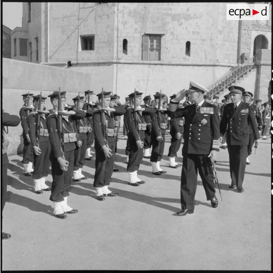 Alger. Prise d'armes à l'Amirauté. Le vice-amiral britannique Guy Grantham et le vice-amiral français Auboyneau passent les troupes en revue.