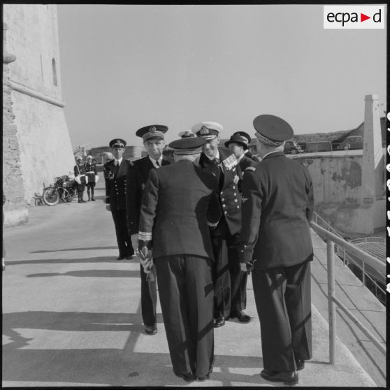 Alger. Prise d'armes à l'Amirauté. Le vice-amiral britannique Guy Grantham salue les autorités pendant la cérémonie.