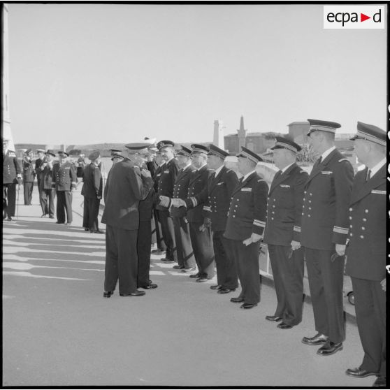 Alger. Prise d'armes à l'Amirauté. Le vice-amiral britannique Guy Grantham salue les autorités pendant la cérémonie.