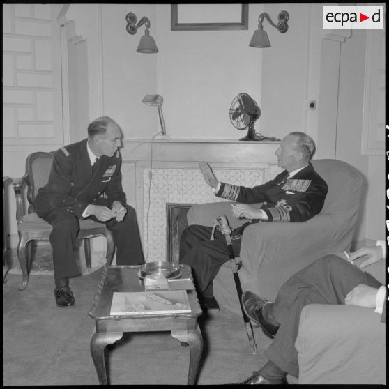 Alger. Le vice-amiral britannique Guy Grantham et le vice-amiral français Auboyneau s'entretiennent dans les locaux de l'Amirauté.