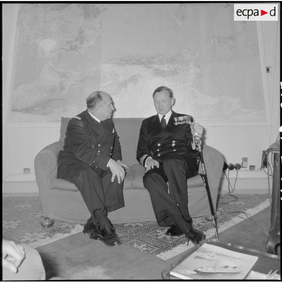 Alger. Des autorités s'entretiennent dans les locaux de l'Amirauté.