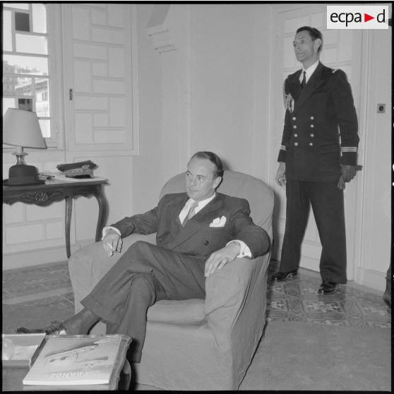 Alger. Une autorité assiste aux entretiens entre le vice-amiral britannique Guy Grantham et le vice-amiral français Auboyneau dans les locaux de l'Amirauté.